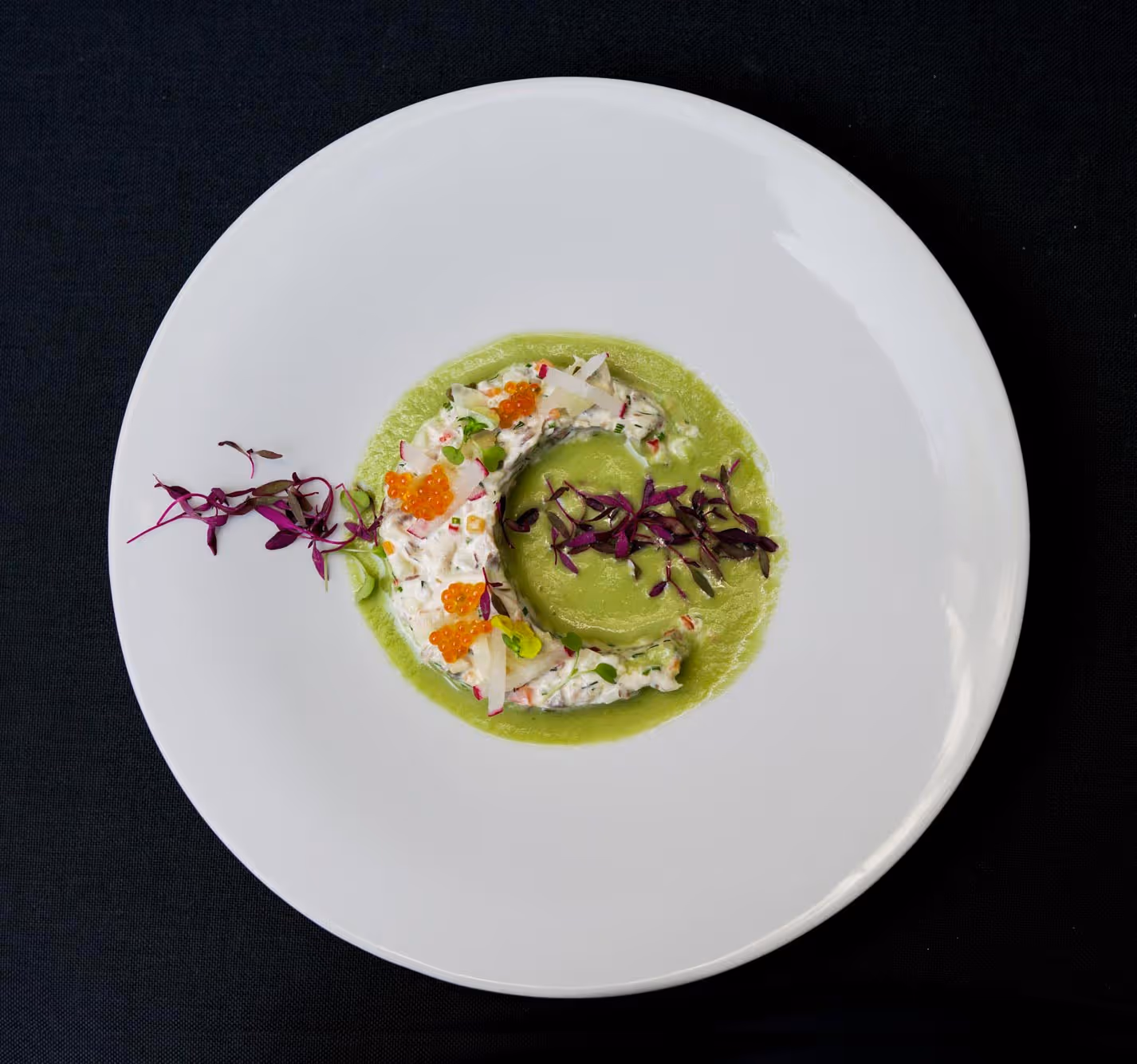 Tartare τόνου με σάλτσα ponzu και τραγανό κρεμμύδι